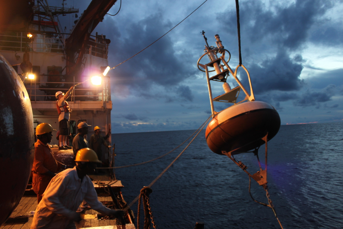 A moored RAMA buoy is deployed from the research vessel SAGAR KANYA at night